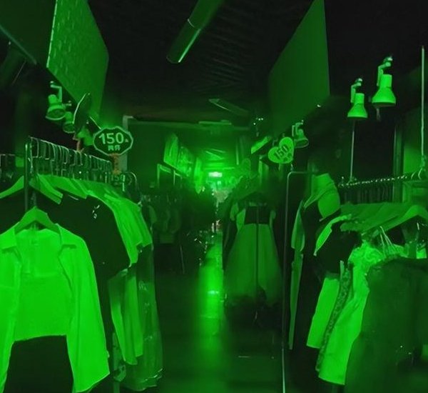 节电下的成都：逛商场如密室逃脱！在这种情况下有人逛街吗？