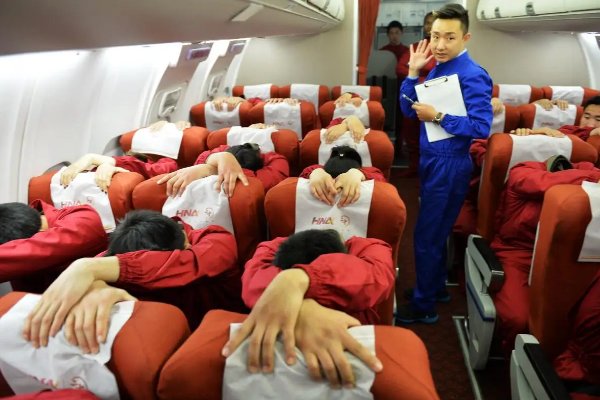 东航垂直坠机，2分多钟掉落万米，乘客该如何自救？