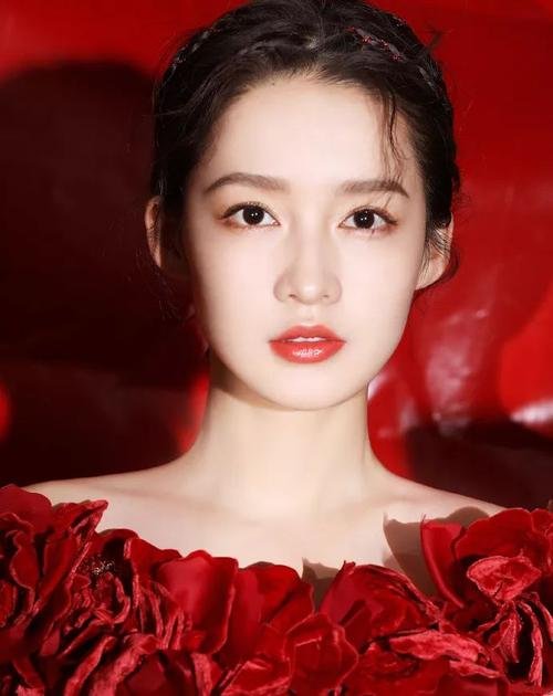 杨幂、金晨、李沁过于养眼，你对她们仨有什么看法？