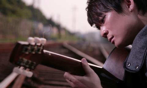 我记得有一段歌词我一个人入睡我一个人冷冷醒来.一个人发呆.是什么歌