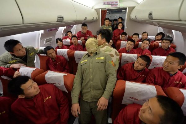 东航垂直坠机，2分多钟掉落万米，乘客该如何自救？