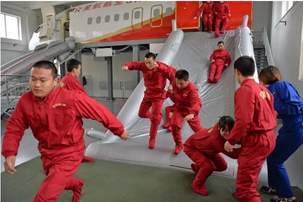 东航垂直坠机，2分多钟掉落万米，乘客该如何自救？