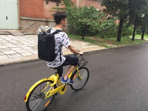 清华学生边骑车边用电脑，这种行为可取吗？