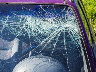 车窗结冰，哈尔滨一司机用“铁头功”强行开门，司机的举动有哪些危险性？