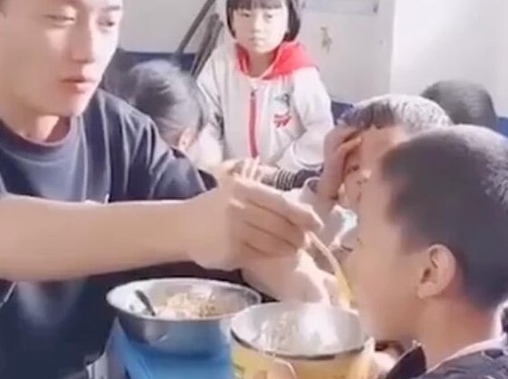 学生考100分老师奖励亲自喂饭，你有什么记忆深刻的得奖经历？