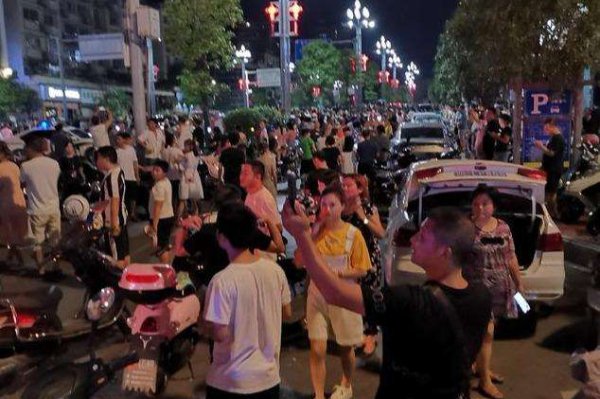 一家五口惨遭灭门嫌犯坠亡，嫌犯与被害人是什么关系？