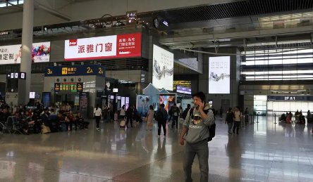 那些滞留在上海虹桥站的人,只想回家,这一画面有多让人感到心酸?