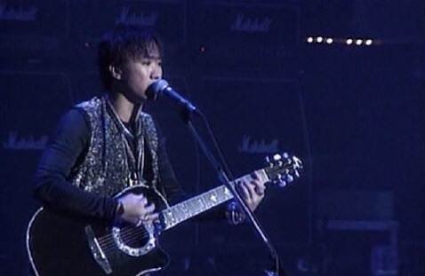 黄贯中和黄家驹是亲兄弟吗