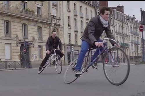 清华学生边骑车边用电脑，这种行为可取吗？