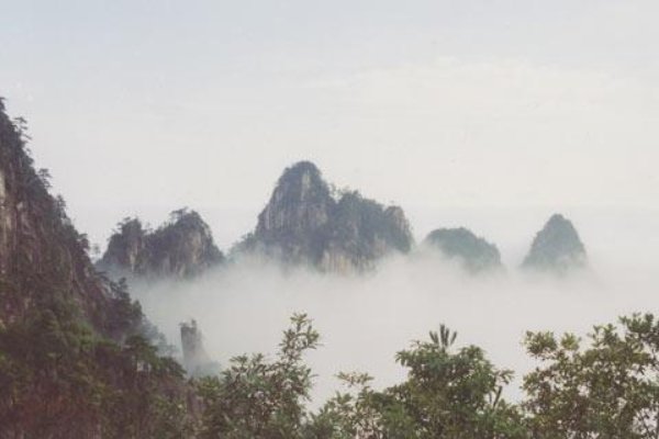 东武望余杭，云海天涯两渺茫。何日功成名遂了？