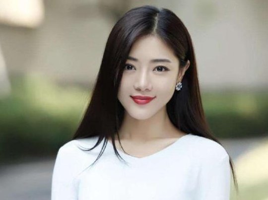 百花奖百花齐放！邓家佳身着复古公主裙，此次造型有给其颜值加分吗？