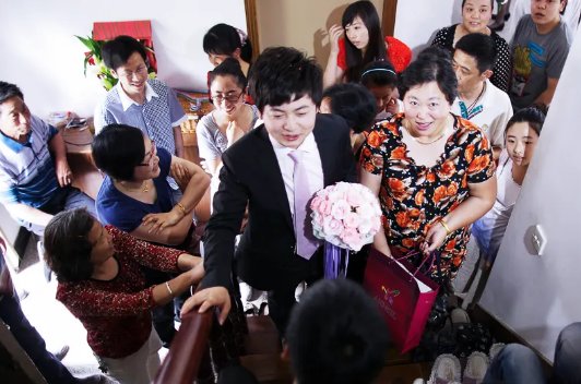 新郎因疫情隔离，妹妹替哥哥迎娶新娘，为什么不推迟举行呢？