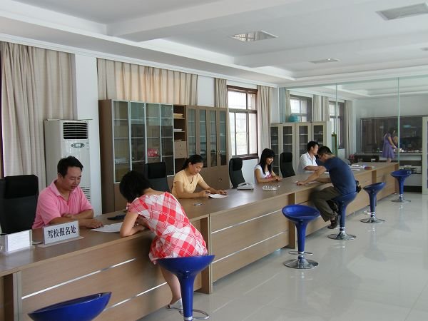 驾照的报名费交了但一直没有时间去学，学费能退吗？