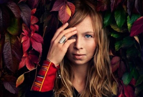 跪求一首歌 名字叫北极光 冰岛语的歌 歌手好像叫Sophie