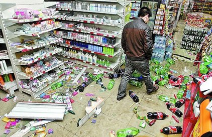 为了替母亲出气，保定两女子疯狂打砸超市，其行为在法律中如何定性？