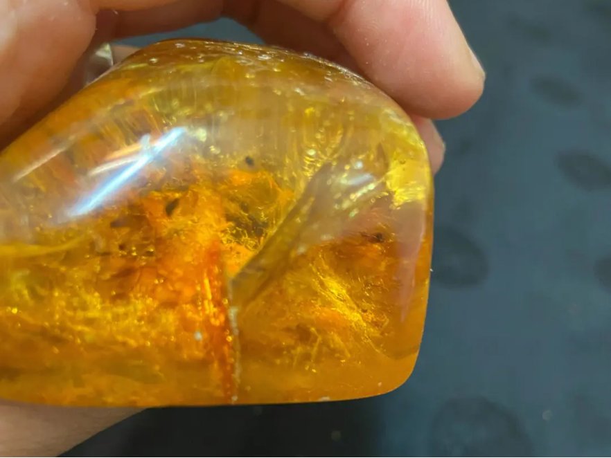 琥珀色是什么颜色