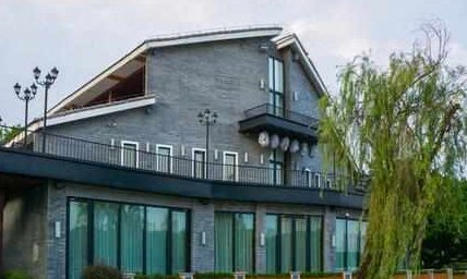 一男子买下6栋别墅20年后想起时已被房产公司转卖，对比你怎么看？