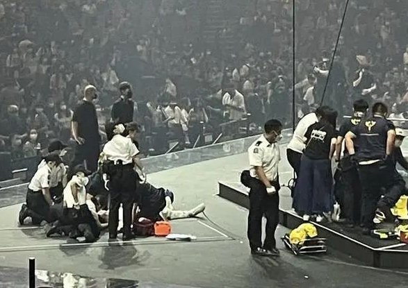 香港演唱会事故一伤员情况危殆，这场事故发生的原因是什么？