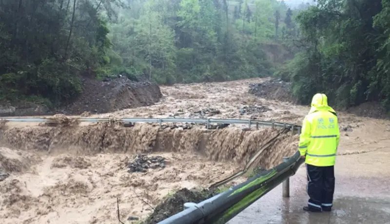 四川彭州一河道突发山洪多人被冲走，山洪暴发前会有哪些前兆？该如何预防？