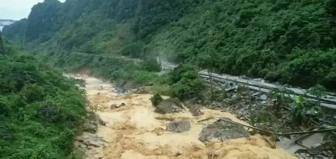 四川彭州一河道突发山洪多人被冲走，山洪暴发前会有哪些前兆？该如何预防？