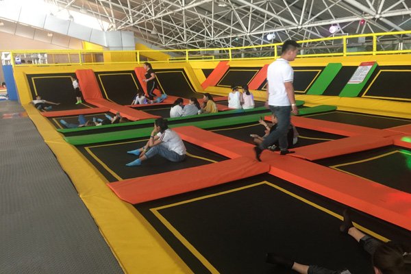 江苏南京一女子连跳多张蹦床致骨折，谁该为此事故负责？