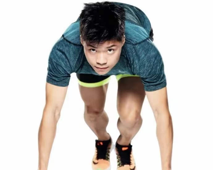 苏炳添每晚10点多睡起床不用闹钟，你觉得他的这个作息时间规律吗？