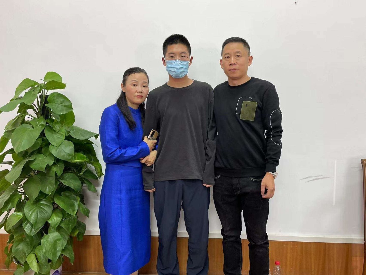 孙卓奶奶拍14年来首张新年全家福,这一幕为何会引发网友泪目?