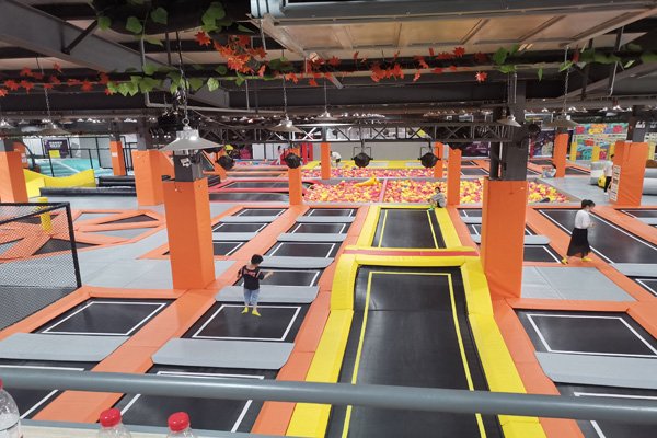 江苏南京一女子连跳多张蹦床致骨折，谁该为此事故负责？