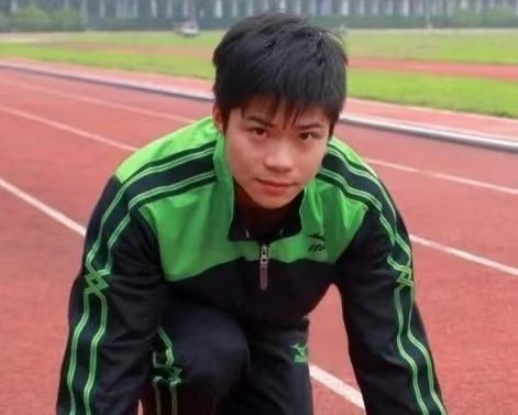 苏炳添每晚10点多睡起床不用闹钟，你觉得他的这个作息时间规律吗？