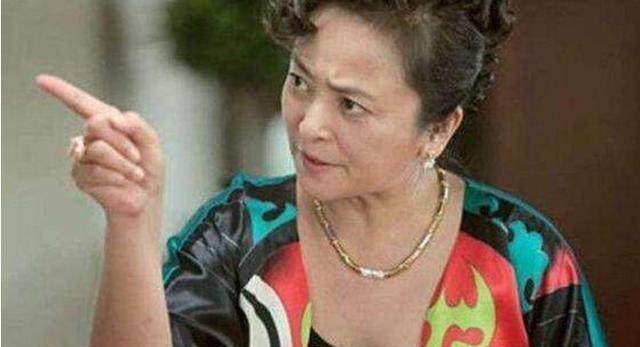 儿子儿媳带我去旅游，我和儿媳泡完温泉出来，我让儿子离婚，我错了吗？