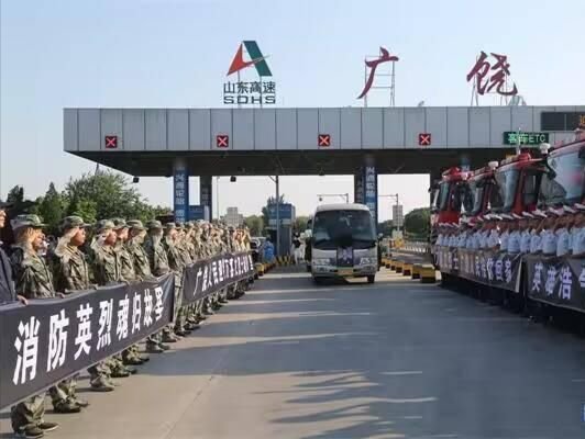 万惠文母亲在儿子生前所住床铺前泣不成声！万惠文是一名怎样的英雄？