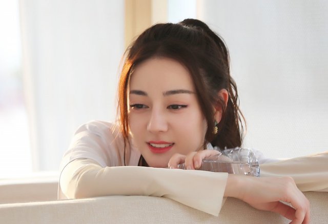 迪丽热巴朗诵《凉州词》，这首诗蕴含着怎样的情怀？