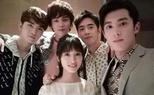 梁靖康给沈月剥瓜子关系暧昧在一起了 沈月梁靖康亲昵照越来越作