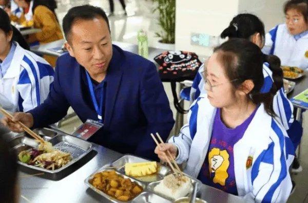 湖南一中学校长站垃圾桶旁吃学生剩饭惹争议，大家的争议焦点是什么？