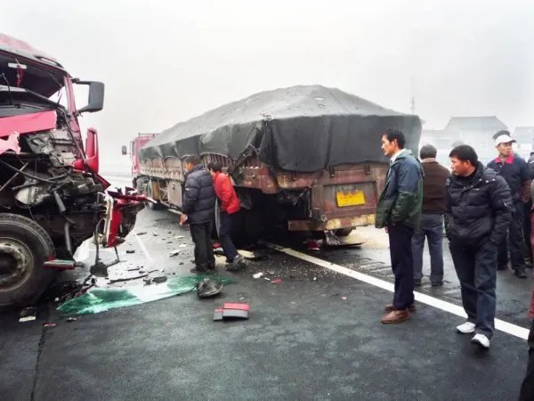 南充小客车出车祸致2死6伤，有无造成周边人员车辆损伤？