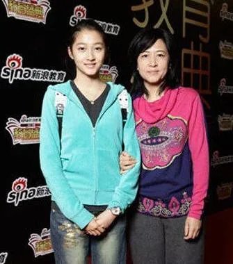 关晓彤的父亲母亲是谁：关晓彤的父母及家庭背景