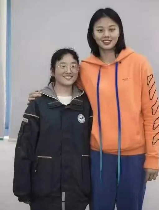 心善人美，中国女排龚翔宇默默资助贫困学生三年，获球迷称赞，如何评价？