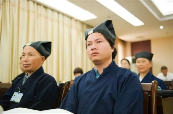 找真正的道士话如果去隐居深山老林的那地方去的话，有的道士到夜晚害人，有的道士不害人是干好事情的