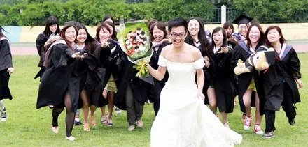 女生持手机摆心形的目的是什么?