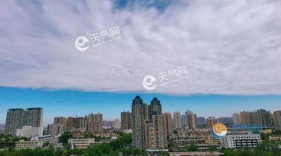 西安天空出现奇异云层,为何会产生这种“阴阳天”