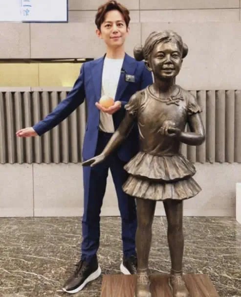 何炅再与雕像撞脸什么情况：详情始末这就是真相