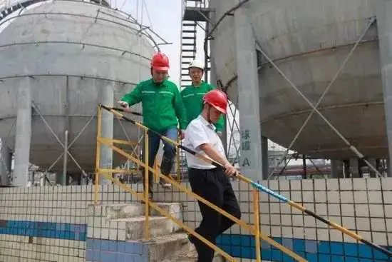 “全部撤离”乐山五通桥现刺激性气味气体，居民戴口罩撤离，怎么回事啊？