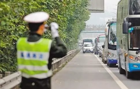 网约车被要求高速停车拒绝后遭骂，高速上能随意停车吗？