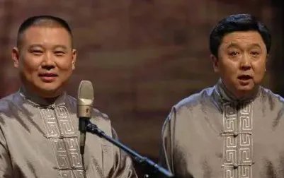 郭德纲于谦的相声，在台上演出时需要提前进行排列吗？