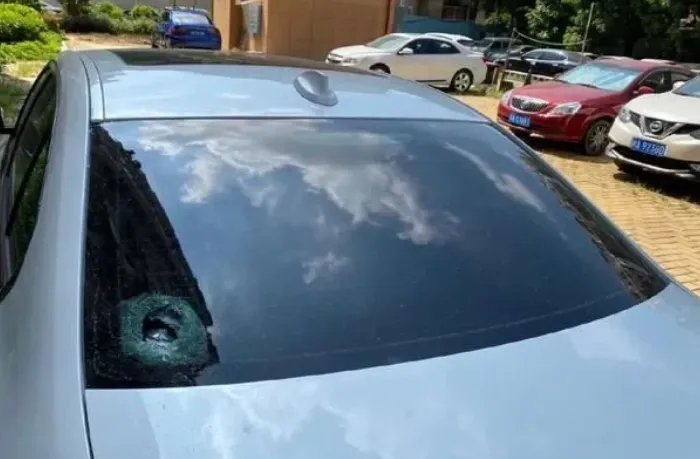 高空抛物宝马被砸出大坑,车主应该如何索赔?