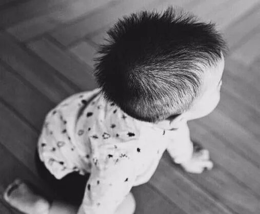 侯佩岑晒儿子近照  趴地上仅露背影显萌态