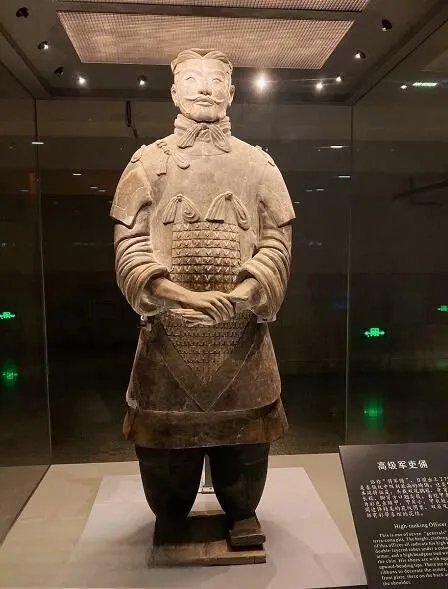 一种新兵马俑被发现 下下级军吏俑出土引关注