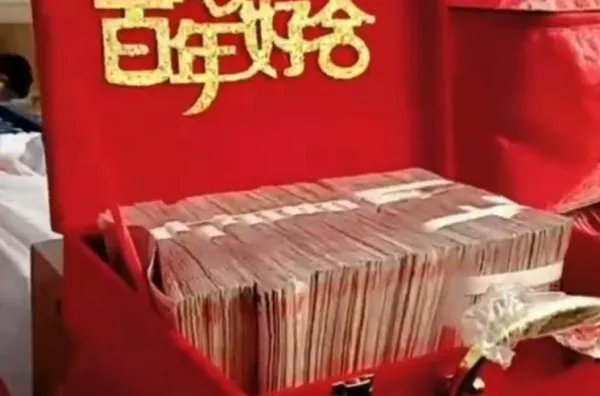 村民订婚摆巨额现金彩礼被通报，你能接受巨额现金彩礼风俗吗？