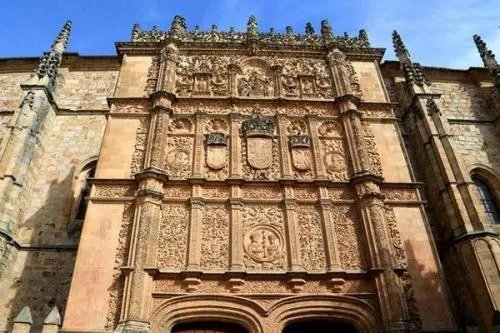 西班牙萨拉曼卡市一个远古大教堂上为何有着神秘的太空人浮雕?