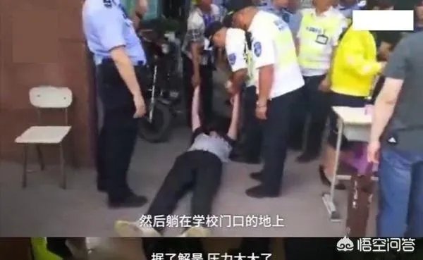 河南一考生看数学卷10分钟后弃考，离场遭拒当场崩溃，对此您怎么看？